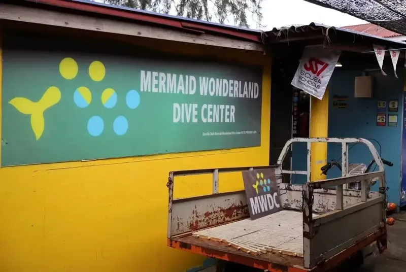 Façade colorée d'un centre de plongée avec logo et enseigne