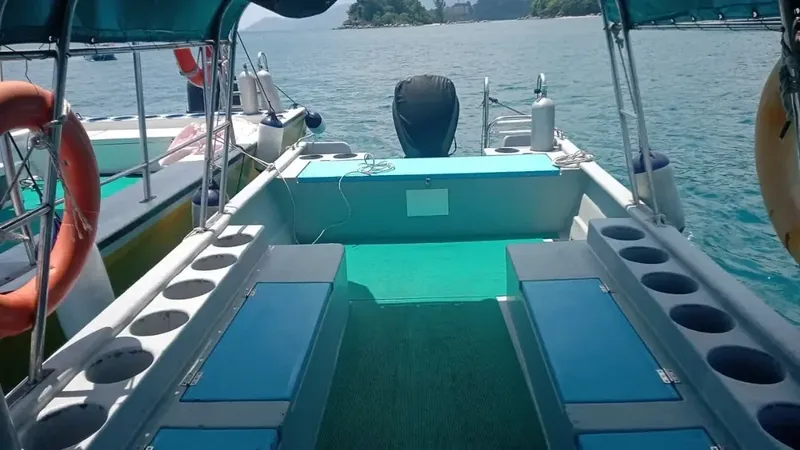 Intérieur d'un bateau de plongée avec sièges et supports bouteilles
