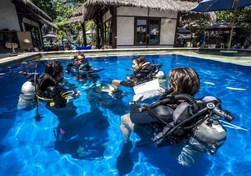 Formation plongée en piscine avec instructeur et équipement complet