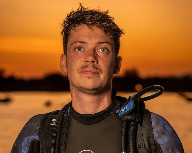 Portrait d'un jeune homme plongeur avec équipement et regard direct