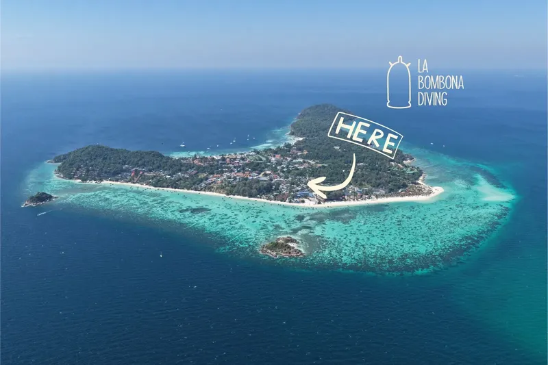Vue aérienne d'une île tropicale avec indication d'un point d'intérêt