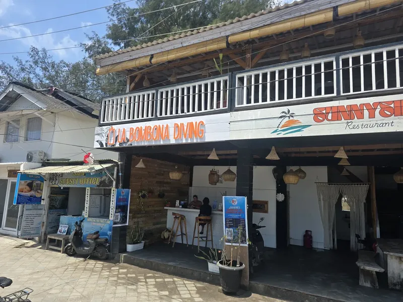 Façade d'un centre de plongée et d'un restaurant en bord de mer