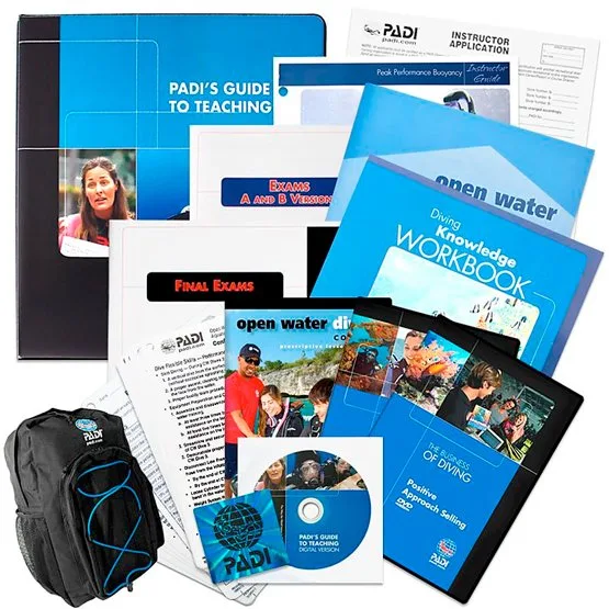 Manuels de formation PADI, matériel pédagogique, plongeur avec casquette et gilet