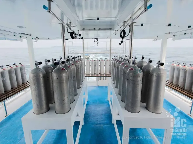 Intérieur d'un bateau de plongée avec rangées de bouteilles d'air comprimé