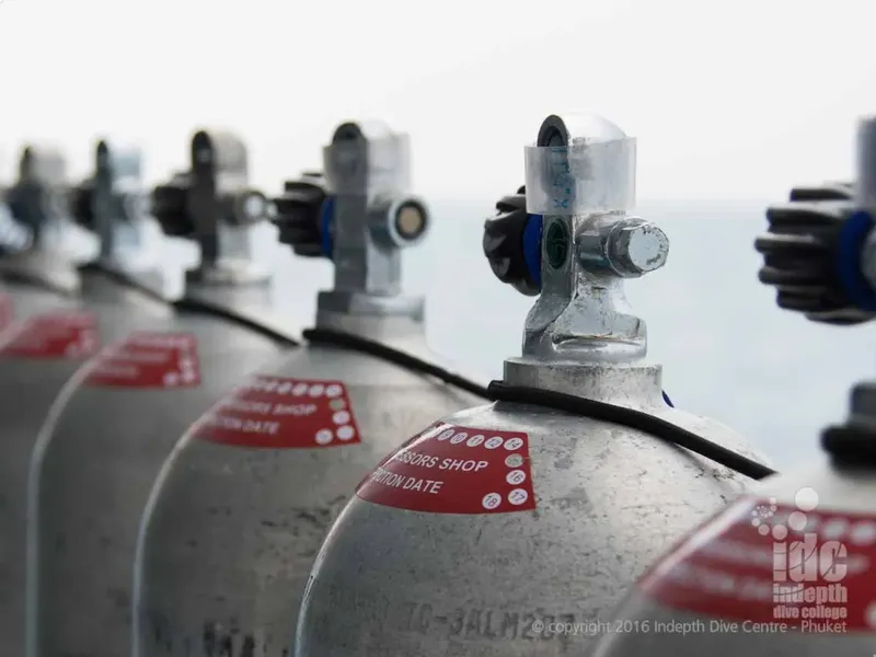 Bouteilles de plongée alignées avec détendeurs et marquages de pression