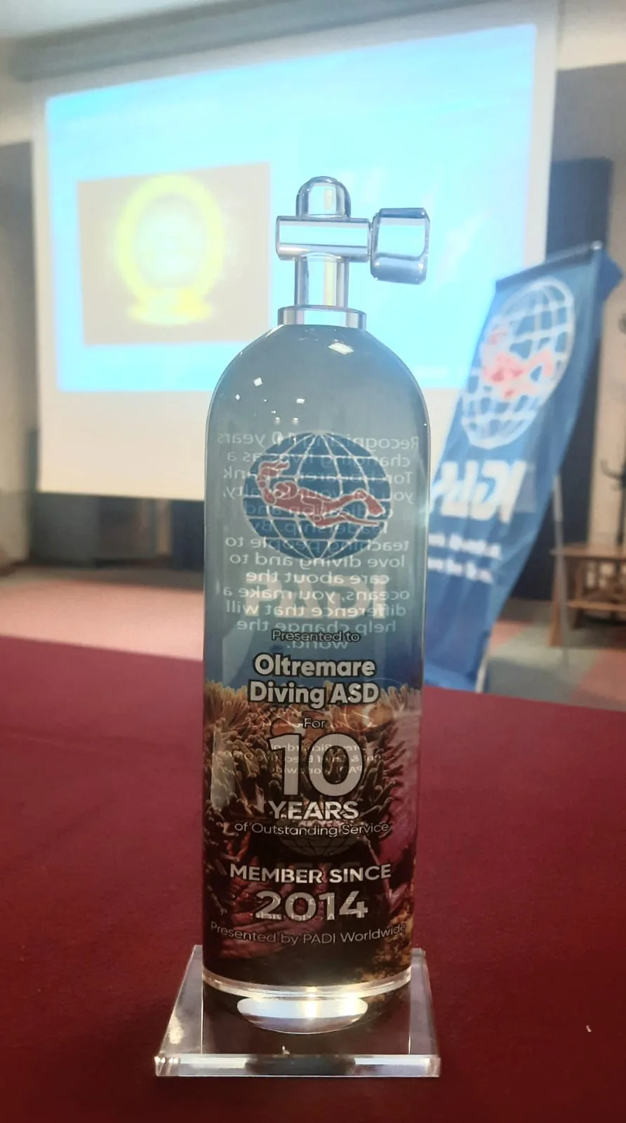 Bouteille de plongée décorée d'un trophée pour dix ans de service