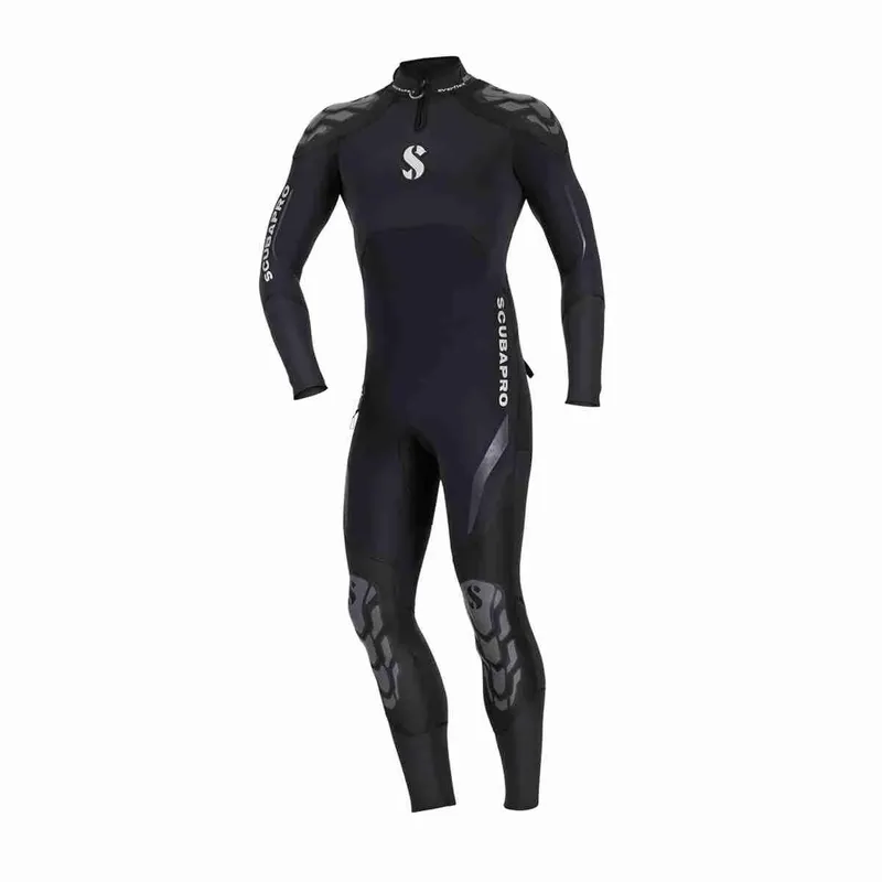 Combinaison de plongée noire Scubapro, vue de face sur fond blanc