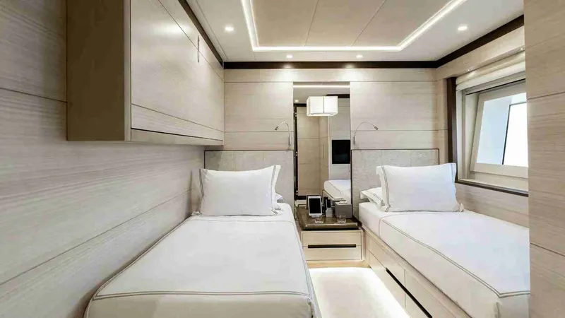 Intérieur de cabine de bateau avec deux lits et miroirs