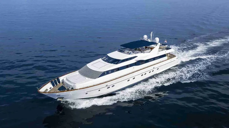 Grand yacht blanc naviguant sur une mer bleue calme et ensoleillée