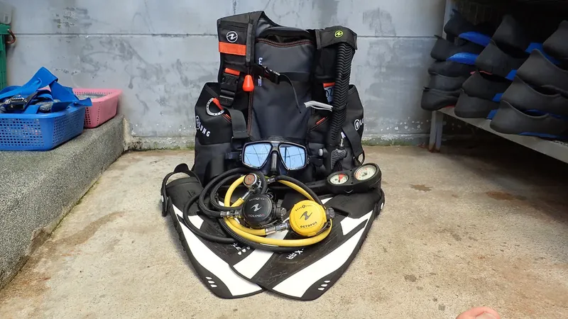 Equipement de plongée complet : masque, détendeur, gilet, bouteille et palmes