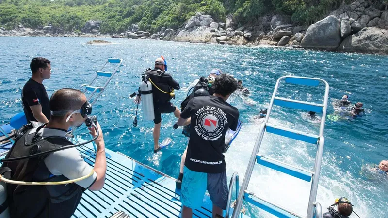Plongeurs s'équipent sur un bateau en mer, préparation plongée