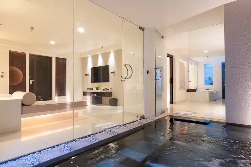 Interieur moderne avec murs miroirs, éclairage doux et décoration minimaliste