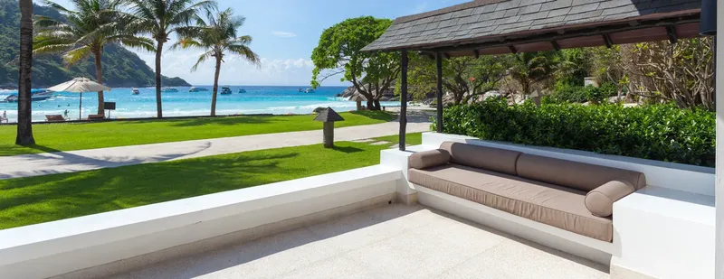 Vue d'une plage tropicale avec des bateaux et végétation luxuriante