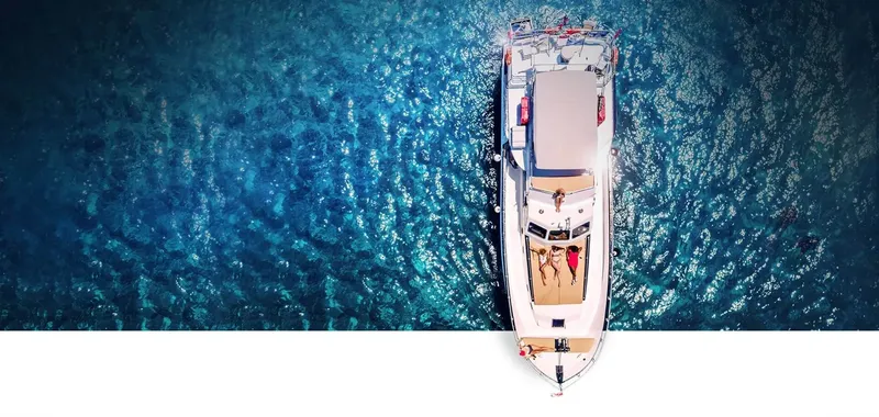 Vue aérienne d'un bateau de plongée avec des personnes à bord