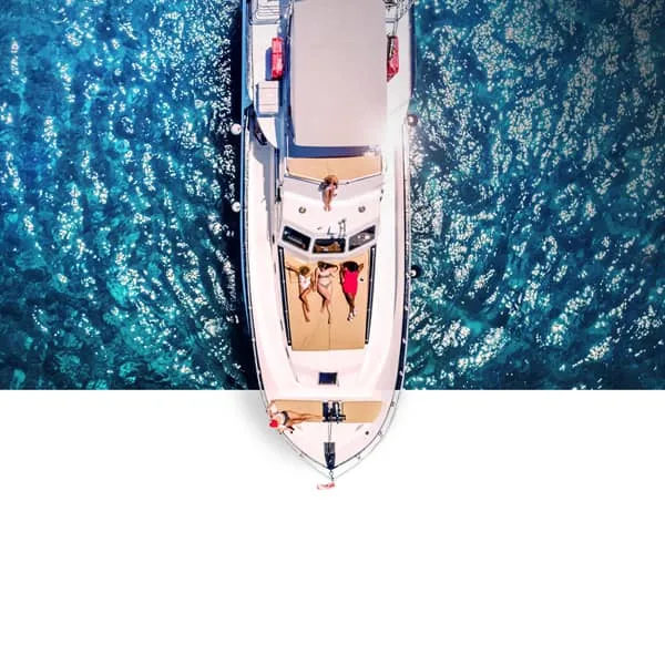 Vue aérienne d'un yacht avec des personnes se relaxant au soleil