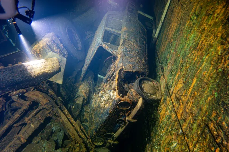Epave de véhicules immergée, rouille, lumière artificielle, exploration sous-marine