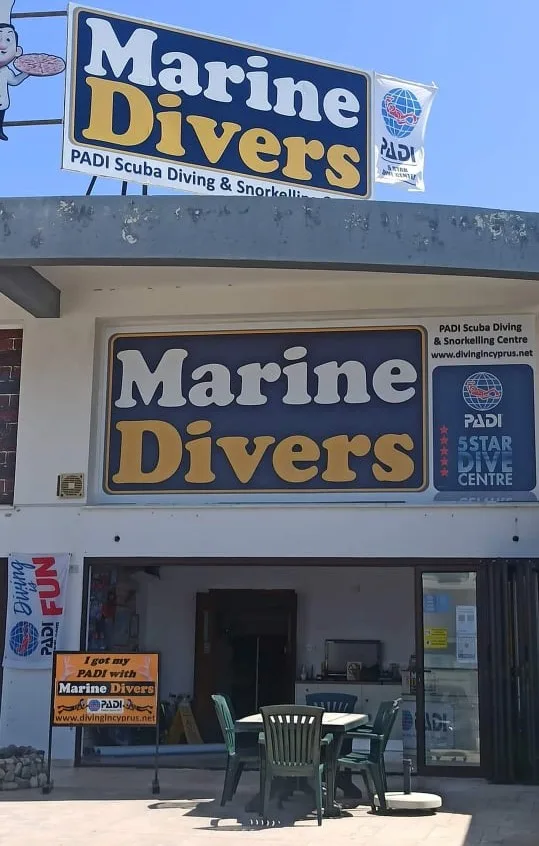 Façade d'un centre de plongée avec enseignes PADI et Marine Divers