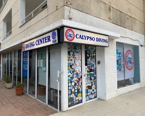 Façade d'un centre de plongée avec enseignes et vitrines décorées