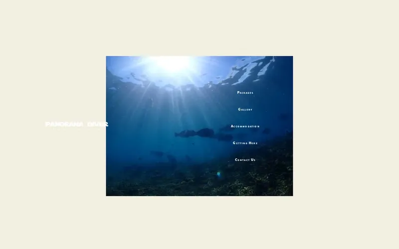 Vue sous-marine avec poissons et rayons de soleil, menu de navigation