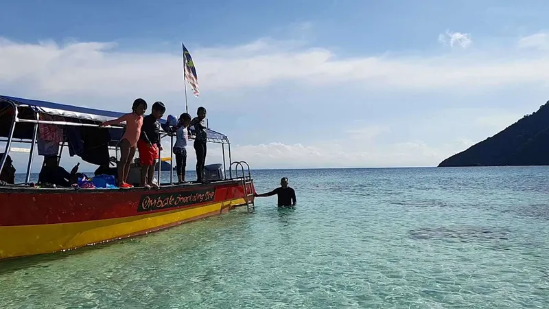 Groupe de personnes sur un bateau de plongée en mer turquoise