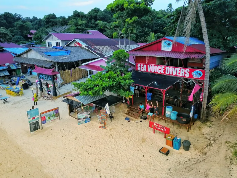 Vue aérienne d'un centre de plongée sur une plage tropicale ensoleillée