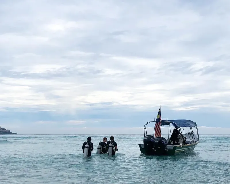 Plongeurs se préparent à monter à bord d'un bateau de plongée