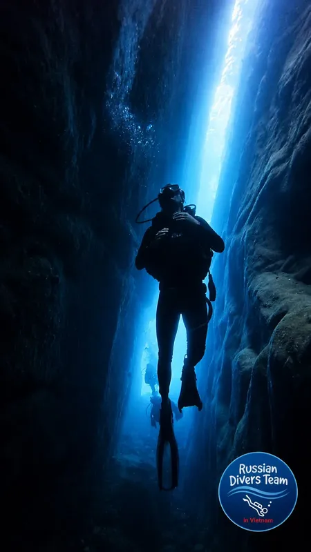 Plongeur explorant une fissure rocheuse éclairée par un rayon de soleil