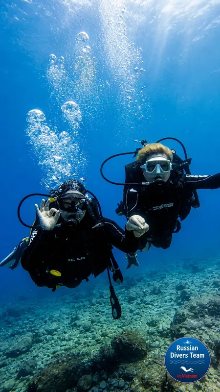 Deux plongeurs souriants explorent un récifal corallien en mer