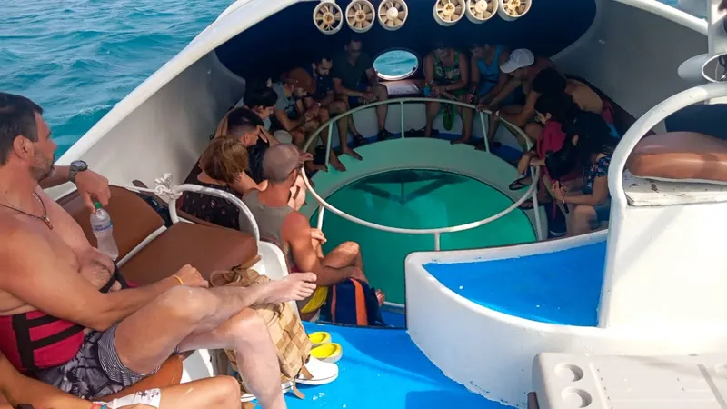 Groupe de personnes à bord d'un bateau, excursion en mer, soleil