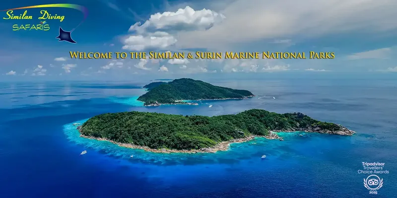 Archipel tropical avec des îles rocheuses et des bateaux en mer