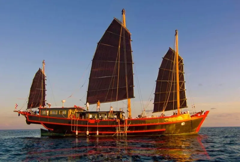 Grand voilier traditionnel en mer avec des personnes à bord