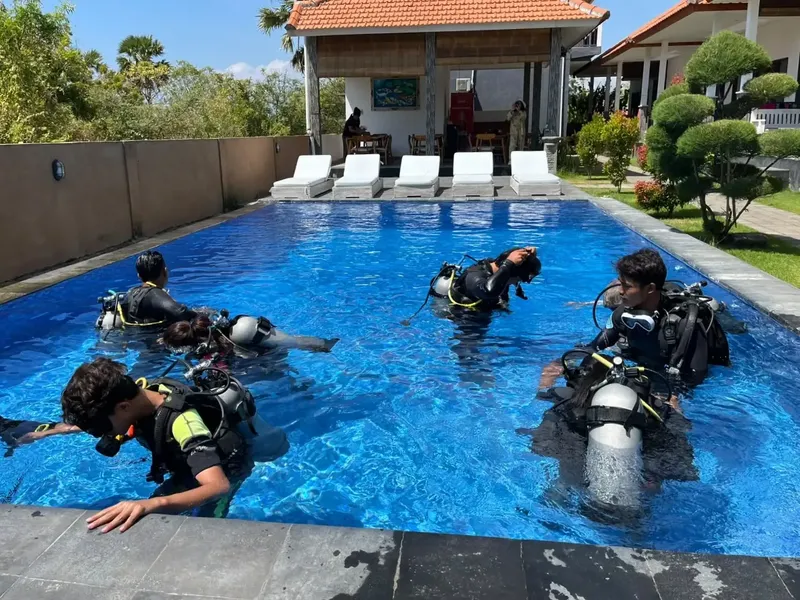 Des plongeurs s'entrainent dans une piscine avec tout leur équipement