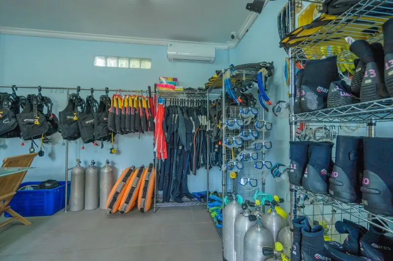 Equipement de plongée complet rangé dans une salle du centre