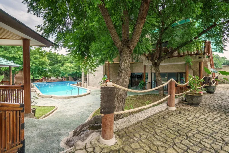 Vue d'un centre de plongée avec piscine et bâtiments entourés de verdure