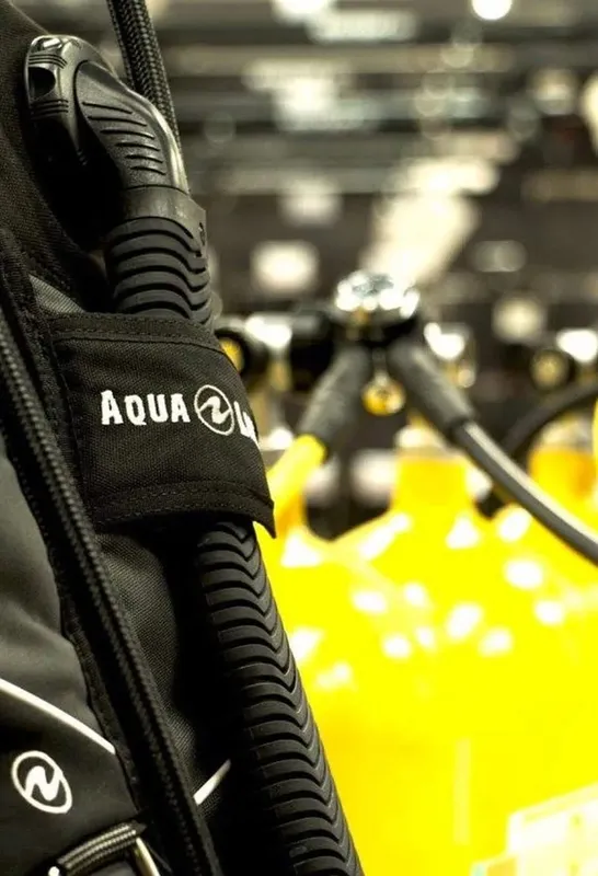 Equipement de plongée avec détendeur et gilet, prêt pour l'aventure