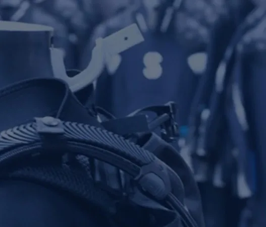 Rangées de gilets de sauvetage et d'équipement de plongée bleu foncé