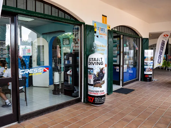 Devanture d'un centre de plongée avec matériel et signalétique visible