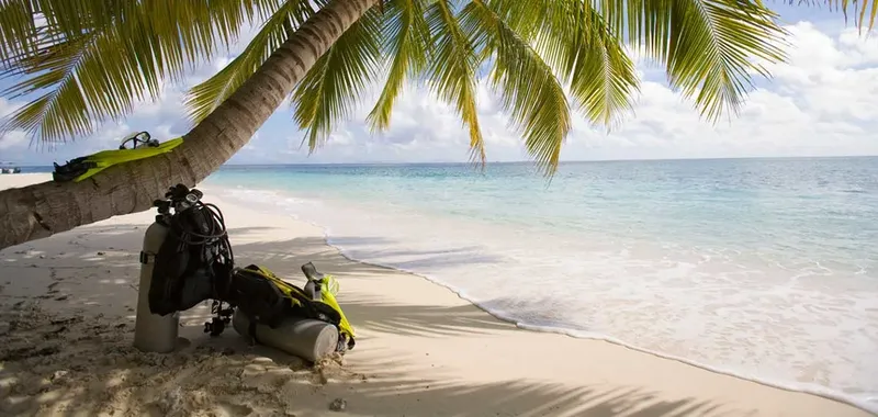 Equipement de plongée sur une plage de sable blanc paradisiaque