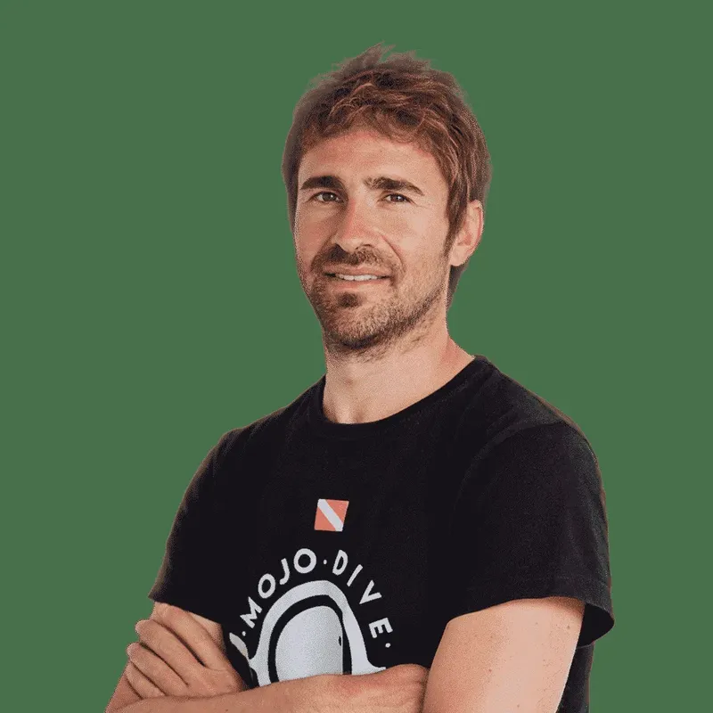Portrait d'un homme souriant avec un t-shirt de plongée