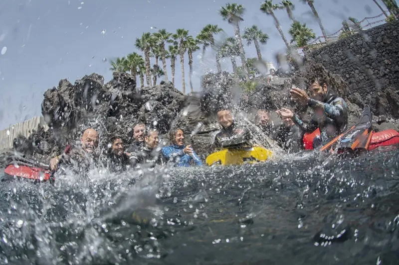 Groupe de personnes à bord d'un bateau, éclaboussées par les vagues
