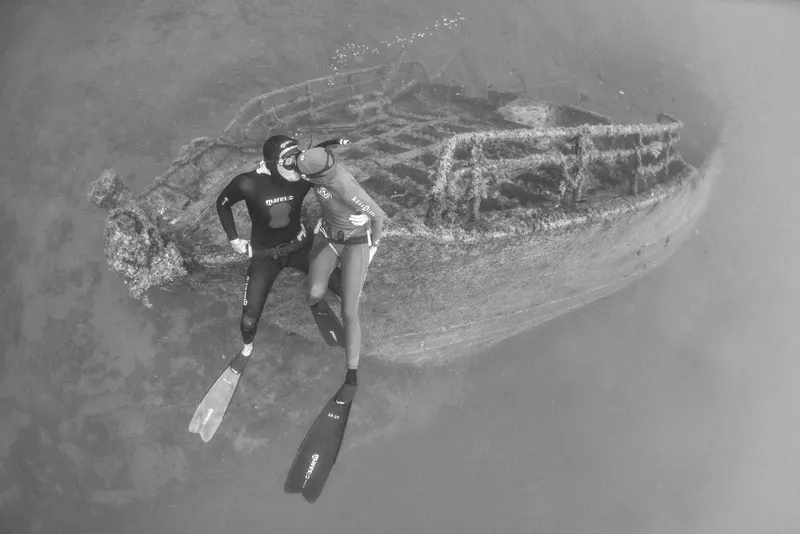Deux plongeurs explorent l'épave d'un bateau en plongée sous-marine