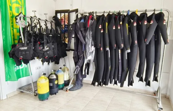 Equipement de plongée complet : gilets, combinaisons, bouteilles, prêt à l'emploi