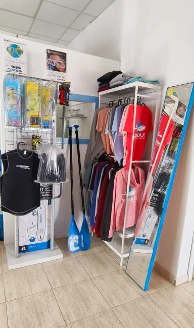 Boutique de plongée avec équipements, vêtements et accessoires exposés