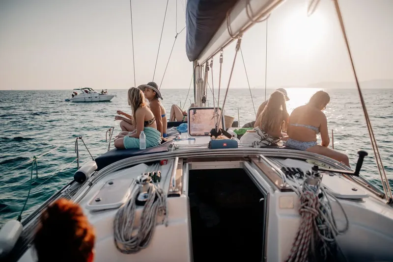 Groupe de personnes se relaxant sur le pont d'un voilier en mer