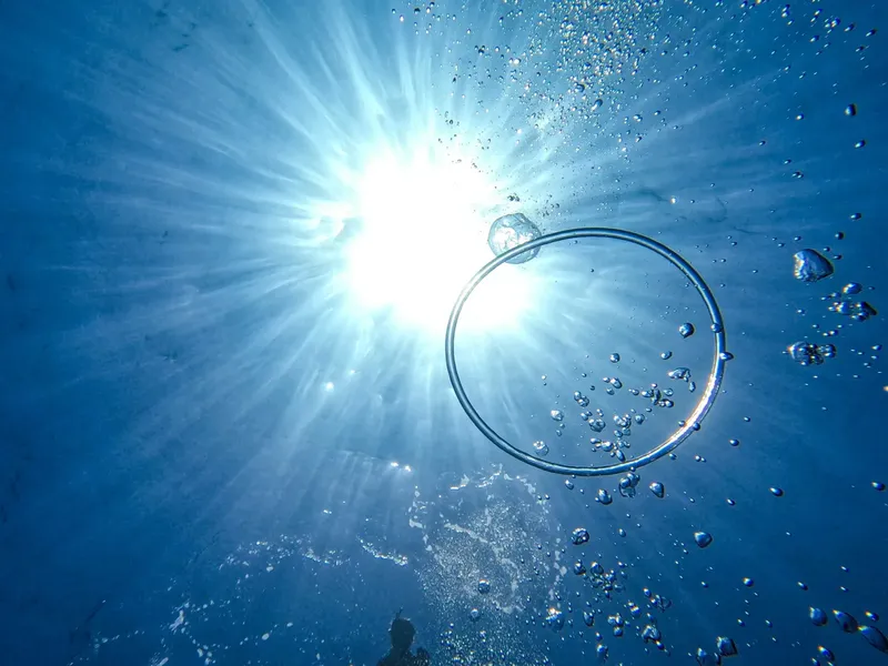 Rayons de soleil sous l'eau avec des bulles de plongée