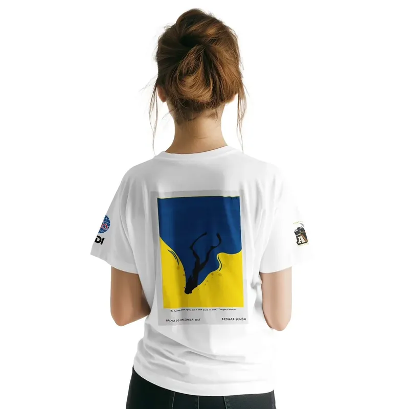 Femme portant un t-shirt avec une illustration de plongeur