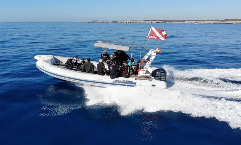 Bateau de plongée semi-rigide en mer avec des plongeurs équipés
