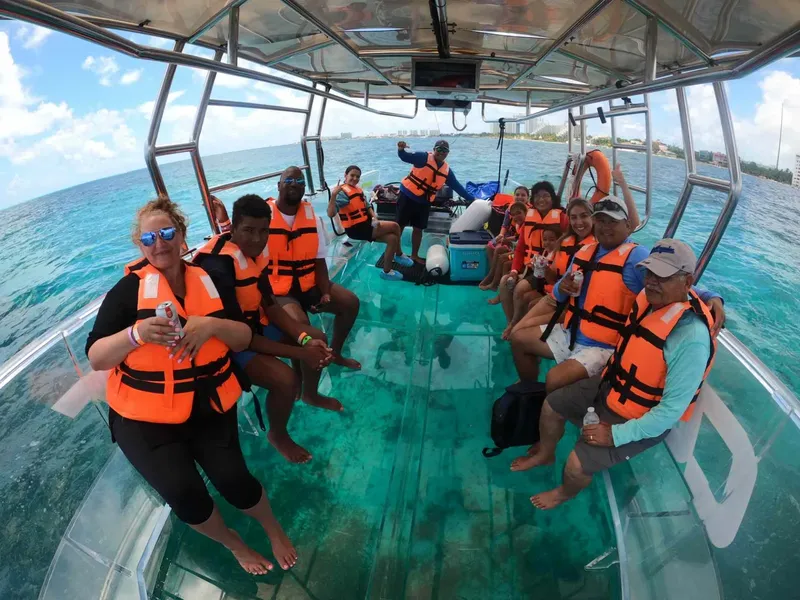 Groupe de personnes souriantes en gilets de sauvetage sur un bateau