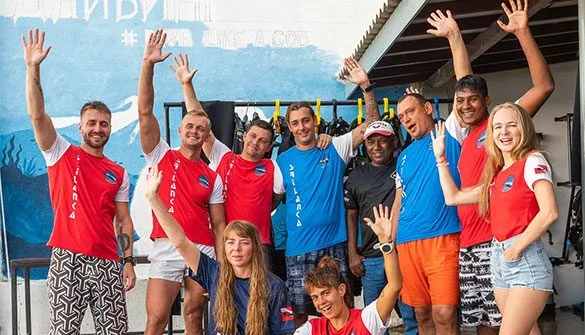 Groupe de personnes souriantes levant les mains en signe de salutation