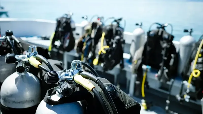 Bouteilles de plongée et détendeurs sur un bateau de plongée en mer